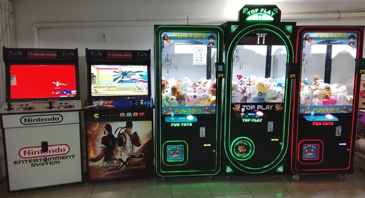Showroom Arcade Adventures com fliperamas e gruas